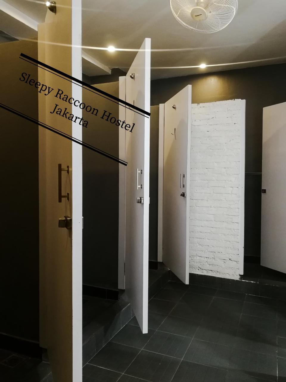 ג'קרטה Sleepy Raccoon Hostel מראה חיצוני תמונה