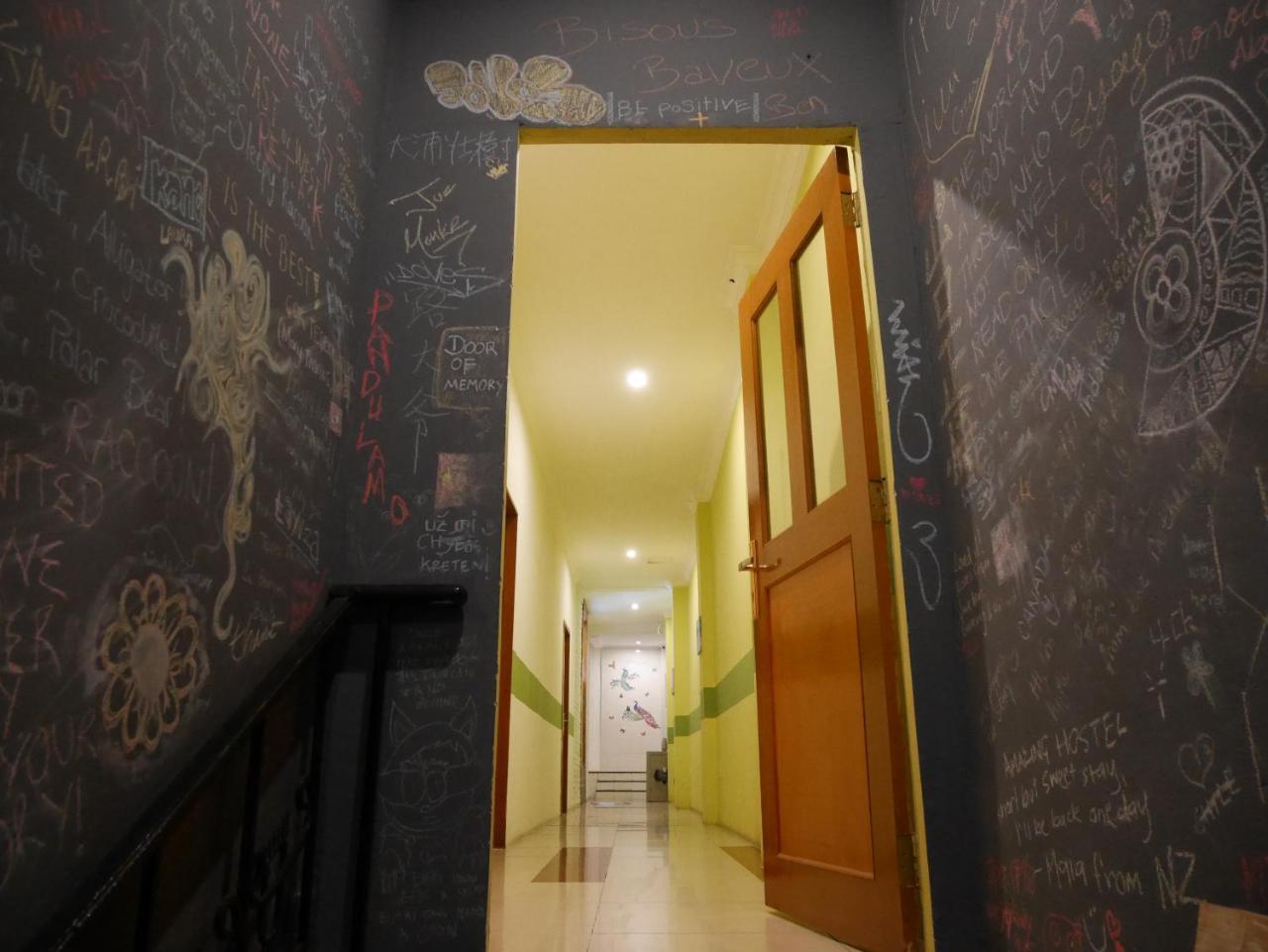 ג'קרטה Sleepy Raccoon Hostel מראה חיצוני תמונה